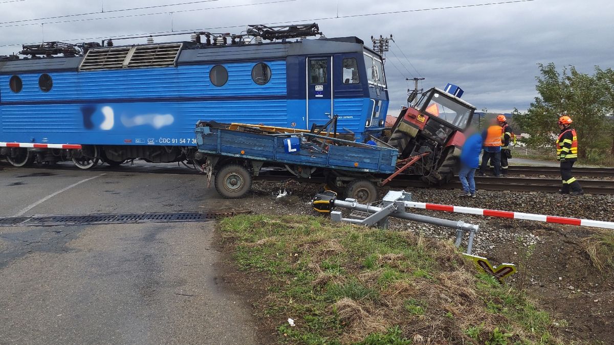Vlak na Hodonínsku smetl na přejezdu traktorškolu